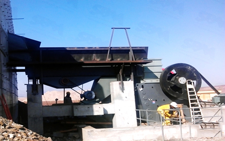 How to replace a broken bearing in a jaw crusher? 
